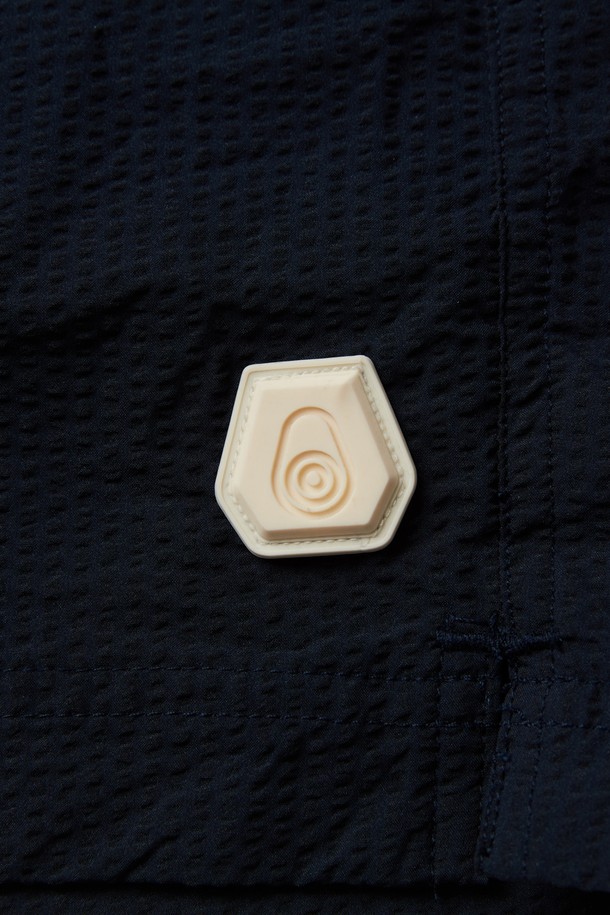 토네이도 수영 반바지(696)는 여름철 수영과 레저 활동에 적합한 남성용 수영복입니다. 네이비 컬러의 무지 디자인으로 스포티하면서도 캐주얼한 스타일을 연출합니다. 얇고 부드러운 나일론 소재를 사용하여 편안한 착용감을 제공하며, 레귤러핏 디자인으로 활동성을 높였습니다. 밴딩 처리와 드로스트링으로 허리 사이즈 조절이 용이하며, 휴가, 리조트, 바캉스룩에 활용하기 좋습니다. 숏 기장의 수영 반바지로 시원하고 미니멀한 스타일을 완성해보세요.
