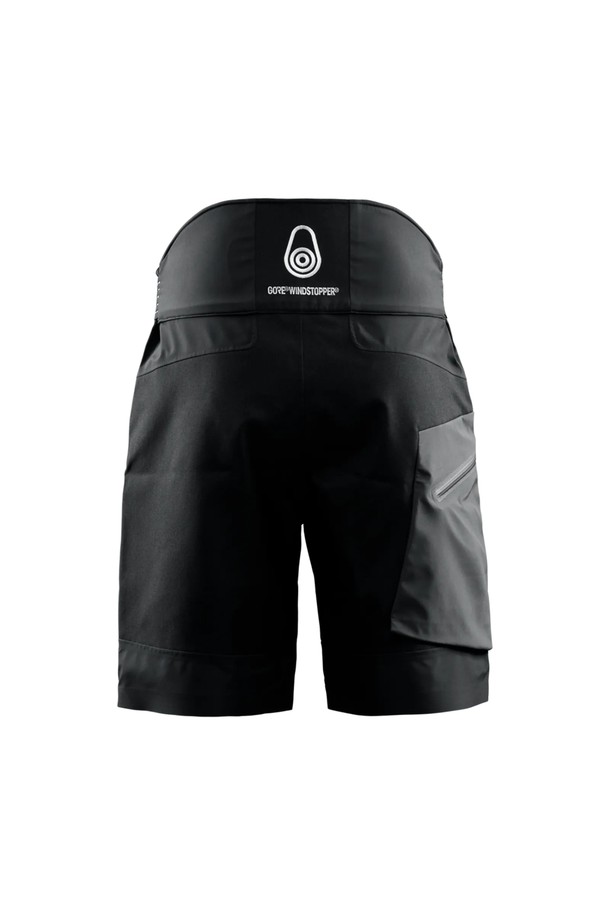 REFERENCE LIGHT SHORTS(999)는 남녀 모두 착용 가능한 숏 기장의 바지입니다. 러닝과 일상생활에 적합하며, 봄, 여름 시즌에 활용하기 좋습니다. 블랙 컬러의 무지 디자인으로, 스포티하면서도 미니멀한 스타일을 연출합니다. 얇고 부드러운 나일론 소재로 제작되었으며, 레귤러핏으로 편안한 착용감을 제공합니다. 사이드 포켓과 로고 프린트, 신축성 있는 밴딩이 특징입니다.
