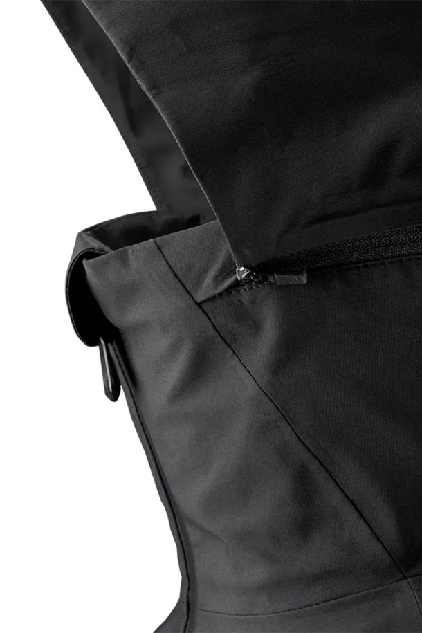 REFERENCE PRO JACKET(레퍼런스 프로 재킷)(999)은 남성용 아우터로, 봄, 가을, 겨울 계절에 적합한 하드쉘 타입의 두꺼운 나일론 소재 재킷입니다. 블랙 색상의 무지 디자인으로, 스포티하고 캐주얼한 스타일을 연출하며, 등산룩, 캠핑룩, 출근룩 등 다양한 TPO에 활용할 수 있습니다. 레귤러핏의 레귤러 기장으로 제작되었으며, 집업 여밈 방식과 긴 소매, 후드, 방수, 방풍 기능, 지퍼 포켓이 특징입니다. 미니멀한 디자인으로 어떤 스타일에도 쉽게 매치할 수 있습니다.
