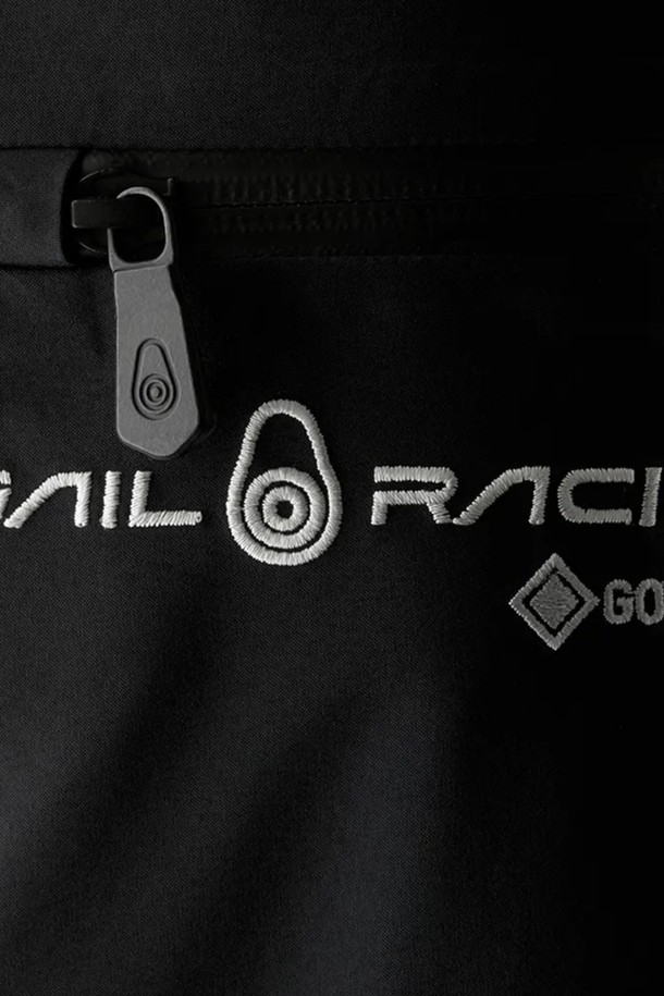 REFERENCE PRO PANT(레퍼런스 프로 팬츠)는 남성용 바지로, 아웃도어 활동과 일상생활 모두에 적합합니다. 블랙 컬러의 긴 기장 바지로, 봄, 가을, 겨울 계절에 착용하기 좋습니다. 나일론 소재의 두꺼운 원단으로 제작되어 뻣뻣한 촉감을 주며, 레귤러핏 디자인과 무지 패턴이 특징입니다. 오버롤 디자인, 멜빵 스트랩, 지퍼 디테일, 다수의 포켓 디테일이 돋보이며, 등산룩, 캠핑룩, 출근룩 등 다양한 TPO에 캐주얼, 스포티, 워크웨어 스타일로 연출할 수 있습니다. 밴딩 처리되어 편안한 착용감을 선사합니다.
