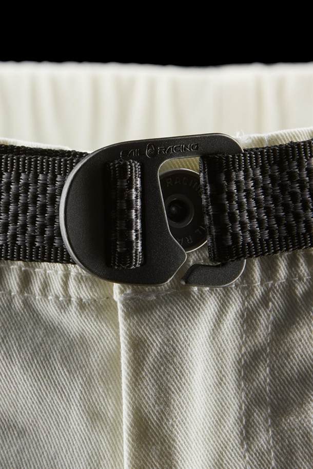 W 미스트 블락 SKIRT(102)는 여성용 미니스커트입니다. 베이지와 카키 두 가지 색상으로 출시되었으며, 봄, 여름철 아웃도어 활동이나 일상에서 스포티하고 캐주얼한 스타일을 연출하기 좋습니다. A라인 핏에 얇고 부드러운 나일론 소재로 제작되어 편안한 착용감을 선사하며, 블록 패턴이 돋보입니다. 포켓 디테일과 벨트고리가 있어 실용성을 더했으며, 여행룩이나 산책룩에 활용하기 좋습니다.
