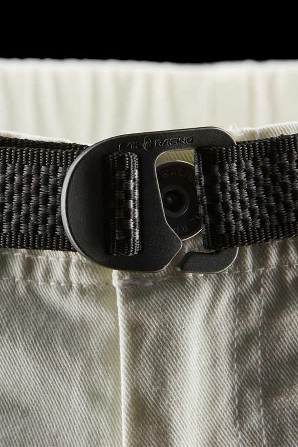 W 미스트 블락킹 쇼츠(102)는 여성용으로, 봄과 여름에 활용하기 좋은 숏 기장의 바지입니다. 베이지와 카키 두 가지 색상으로 출시되었으며, 캐주얼, 스포티, 미니멀한 스타일을 연출하기 좋습니다. 얇고 부드러운 나일론 소재로 제작되어 편안한 착용감을 선사하며, 레귤러핏으로 누구나 부담 없이 소화할 수 있습니다. 허리 밴딩과 벨트, 포켓 디테일이 더해져 실용성을 높였으며, 여행이나 휴가와 같은 TPO에 적합합니다.
