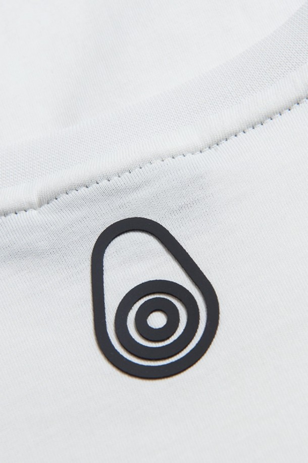 BOWMAN ROUND TEE(108)는 베이직하고 미니멀한 스타일의 공용 반소매 라운드넥 티셔츠입니다. 봄, 여름에 착용하기 좋으며, 가볍고 부드러운 면 소재로 제작되어 편안한 촉감을 제공합니다. 레귤러핏에 얇은 두께감으로 제작되었으며, 데이트룩이나 산책룩 등 캐주얼한 스타일에 활용하기 좋습니다. 깔끔한 무지 디자인의 화이트 컬러로 다양한 하의와 손쉽게 매치할 수 있습니다.
