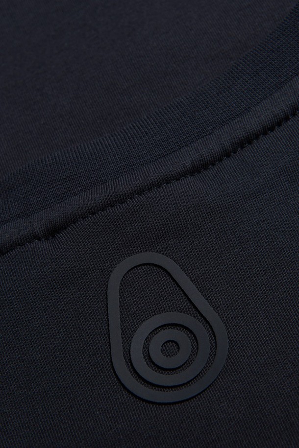 BOWMAN ROUND TEE(999)는 편안한 착용감을 선사하는 블랙 컬러의 라운드넥 반소매 티셔츠입니다. 봄, 여름 시즌에 적합하며, 부드러운 면 소재로 제작되어 얇고 가벼운 두께감을 자랑합니다. 미니멀하고 베이직한 스타일로, 심플한 디자인과 레귤러핏으로 제작되어 데일리 캐주얼룩에 활용하기 좋습니다. 다양한 하의와 쉽게 매치하여 편안하고 스타일리시한 룩을 연출할 수 있습니다.
