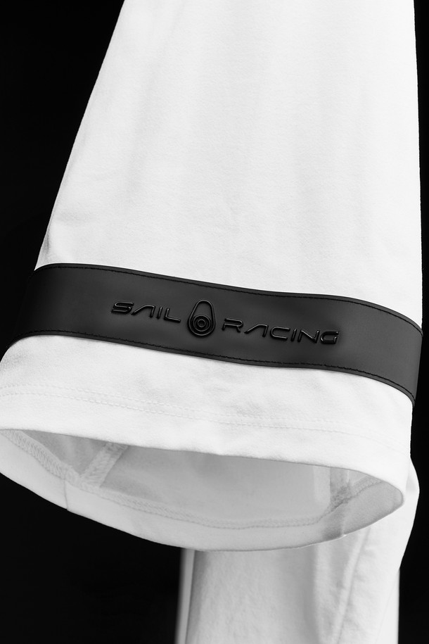 BOWMAN TECH POLO(바우먼 테크 폴로)는 남성용 폴로 티셔츠로, 베이직하고 캐주얼한 스타일을 연출합니다. 봄, 여름 시즌에 적합하며, 얇고 부드러운 면 소재에 테크 소재를 더해 편안한 착용감을 선사합니다. 레귤러핏 반소매 디자인과 무지 패턴, 폴로넥이 특징이며, 출근룩 및 비즈니스 캐주얼, 캐주얼, 클래식, 미니멀 스타일 모두에 잘 어울립니다. 깔끔하고 세련된 스타일을 완성하고 싶은 남성분들께 추천합니다.
