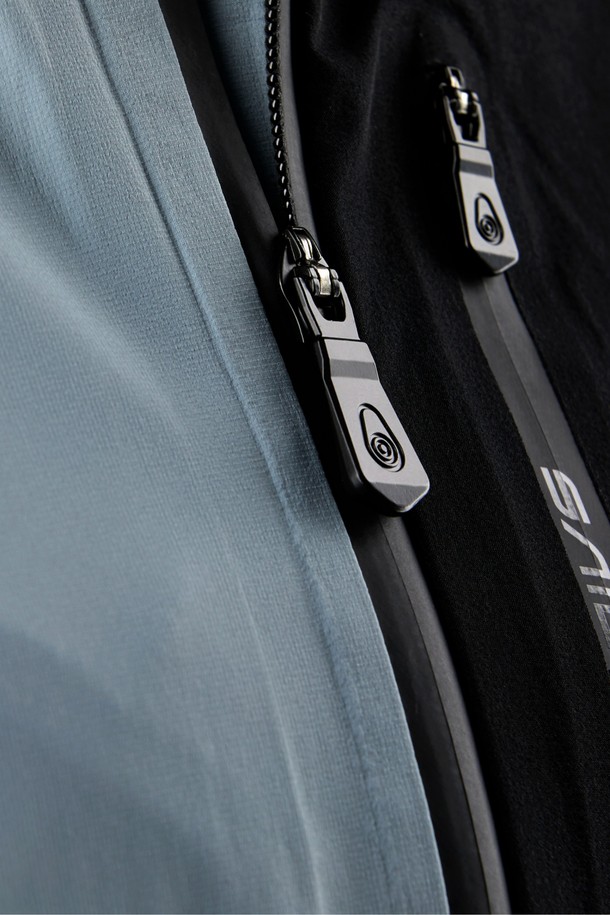 VAPOR 재킷(682)은 남성을 위한 스포츠 재킷으로, 봄, 가을 시즌에 활용하기 좋습니다. 그레이와 블랙 두 가지 색상으로 제공되며, 스포티한 스타일을 연출합니다. 가볍고 부드러운 나일론 소재를 사용하여 활동성과 착용감을 높였으며, 통기성과 방수 기능으로 쾌적함을 유지합니다. 레귤러핏에 집업 스타일, 후드와 지퍼 포켓, 배색 디자인이 특징이며, 러닝, 피트니스, 등산 등 다양한 TPO에 적합합니다.
