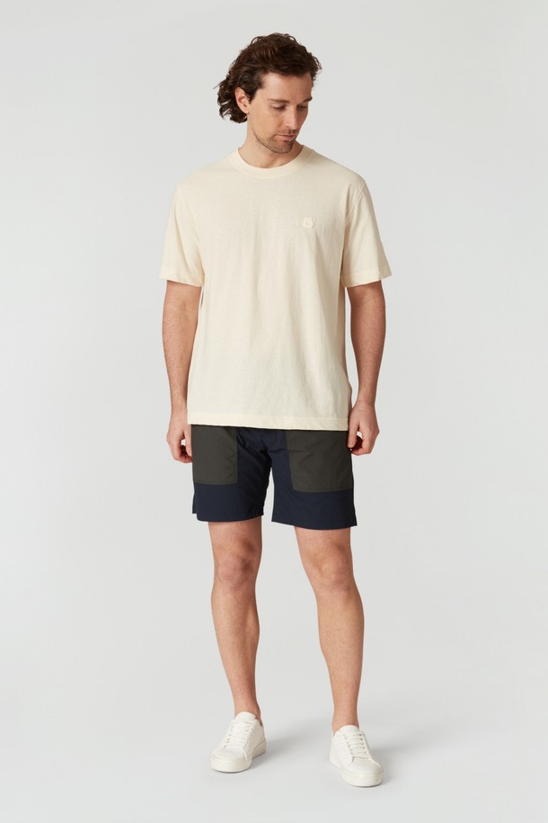 TORNADO SHORTS(토네이도 쇼츠)는 남성용 바지로, 여름철 러닝이나 일상에서 스포티하고 캐주얼한 스타일을 연출하기 좋습니다. 네이비와 그레이 두 가지 색상으로 출시되었으며, 숏 기장과 레귤러핏으로 편안한 착용감을 제공합니다. 나일론과 폴리에스테르 혼방 소재로 제작되어 얇고 부드러운 촉감을 자랑하며, 무지 패턴에 벨트 스트랩 디테일과 배색 디자인을 더해 포인트를 주었습니다. 밴딩 처리된 허리 부분과 포켓 디테일로 활동성과 실용성을 높인 제품입니다.
