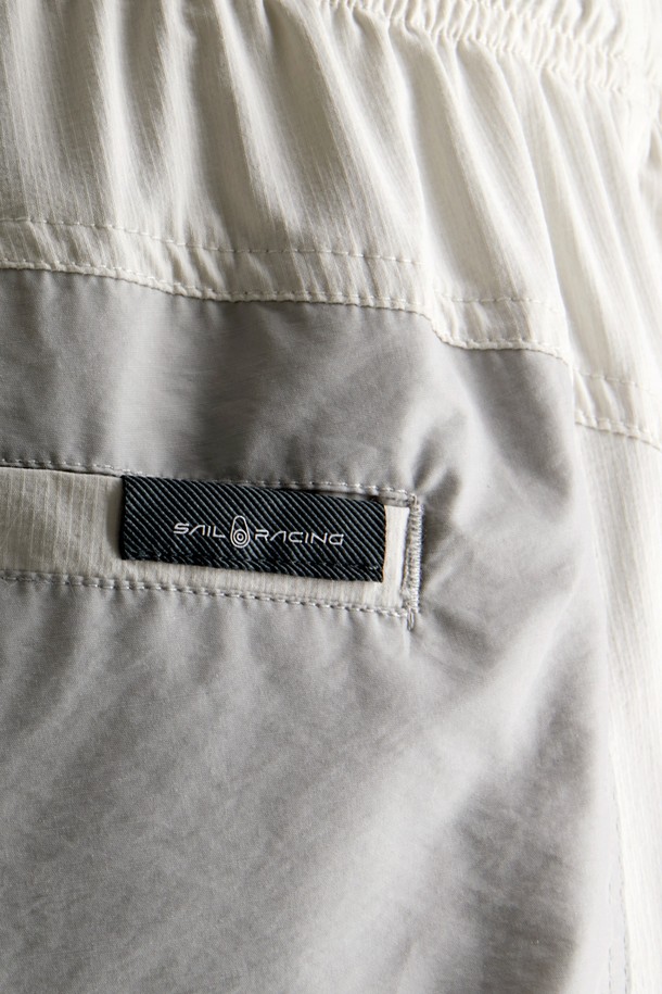 **TORNADO SHORTS(토네이도 쇼츠) (106)**는 남성용 반바지로, 여름철 일상 및 아웃도어 활동에 적합합니다. 베이지와 그레이 두 가지 색상으로 제공되며, 캐주얼 및 스포티한 스타일을 연출할 수 있습니다. 얇고 부드러운 나일론 소재의 레귤러핏 반바지로, 허리 밴딩과 벨트 스트랩 디테일, 포켓 디테일이 특징입니다. 여행룩, 휴가룩, 캠핑룩 등 다양한 TPO에 활용 가능하며, 미니멀한 스타일까지 소화할 수 있습니다.
