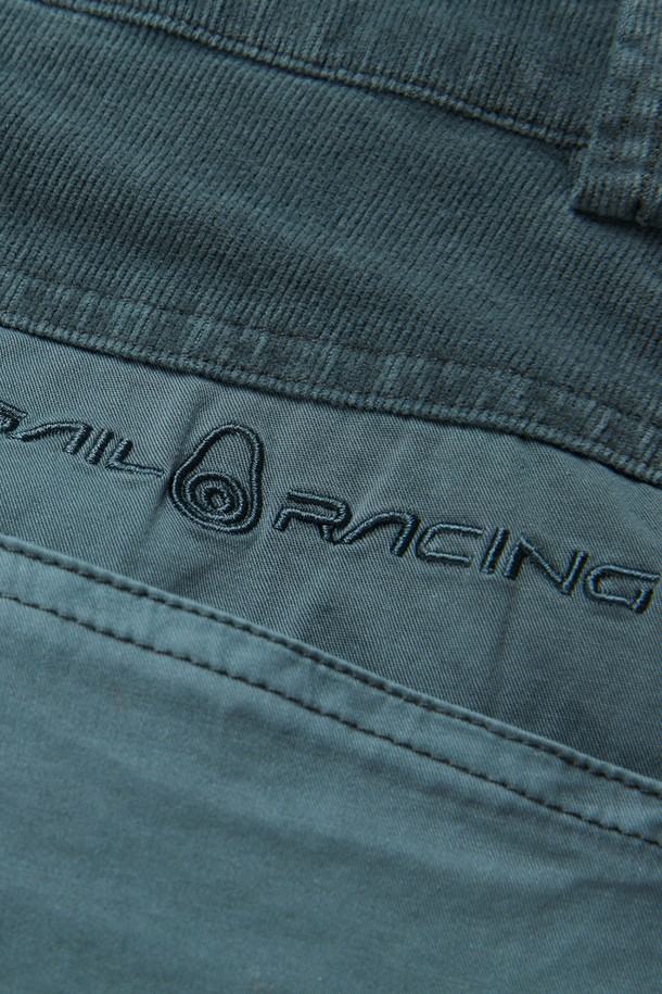 남성용 BLOCKED CORDUROY SHORTS(617)는 봄, 여름 시즌에 적합한 캐주얼 스타일의 코듀로이 반바지입니다. 레귤러핏으로 편안하게 떨어지며, 얇은 두께감과 뻣뻣한 촉감이 특징입니다. 그린 컬러의 무지 디자인에 블록 디자인이 더해져, 개성 있는 스타일을 연출합니다.
