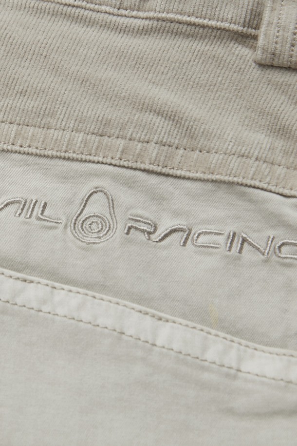 베이직하고 편안한 무드의 블락 코듀로이 쇼츠(118)입니다. 부드러운 촉감의 코듀로이 소재로 제작되어 봄, 여름 시즌에 시원하게 착용하기 좋습니다. 숏 기장과 레귤러 핏으로 다리가 길어 보이는 효과를 주며, 캐주얼한 스타일 연출에 용이합니다. 포켓 디테일이 있어 실용성을 더했으며, 일상복뿐만 아니라 봄 소풍룩으로도 활용하기 좋습니다. 베이지 컬러의 무지 디자인으로 어떤 상의와도 쉽게 매치할 수 있습니다.
