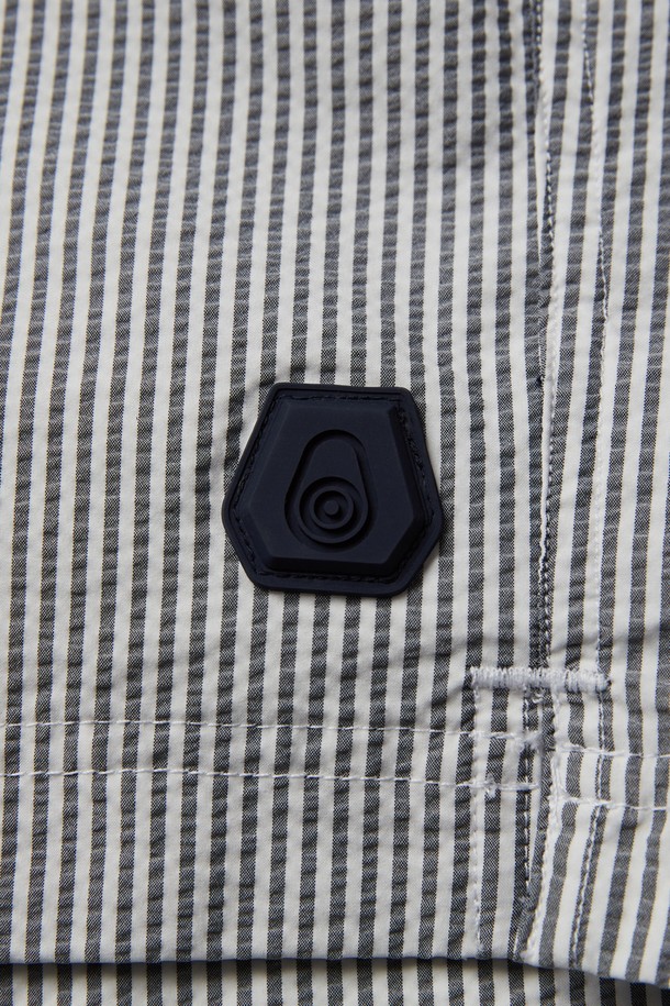 TORNADO SWIM SHORTS(토네이도 스윔 쇼츠)는 여름철 수영과 비치웨어에 적합한 남성용 수영복입니다. 그레이와 화이트 컬러의 스트라이프 패턴으로 캐주얼하고 스포티한 스타일을 연출합니다. 얇은 두께의 폴리에스테르 소재로 제작되어 가볍고 편안한 착용감을 제공하며, 레귤러핏에 밴딩 및 드로우스트링 디테일로 활동성을 더했습니다. 휴가, 리조트, 여름 바캉스룩에 활용하기 좋은 아이템입니다.
