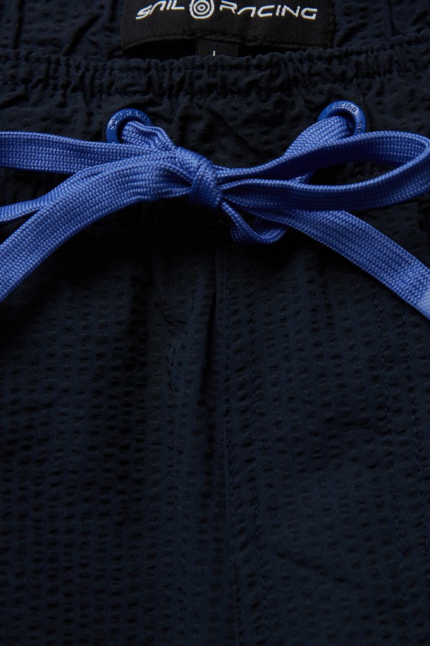 토네이도 수영 반바지(696)는 여름철 수영과 레저 활동에 적합한 남성용 수영복입니다. 네이비 컬러의 무지 디자인으로 스포티하면서도 캐주얼한 스타일을 연출합니다. 얇고 부드러운 나일론 소재를 사용하여 편안한 착용감을 제공하며, 레귤러핏 디자인으로 활동성을 높였습니다. 밴딩 처리와 드로스트링으로 허리 사이즈 조절이 용이하며, 휴가, 리조트, 바캉스룩에 활용하기 좋습니다. 숏 기장의 수영 반바지로 시원하고 미니멀한 스타일을 완성해보세요.
