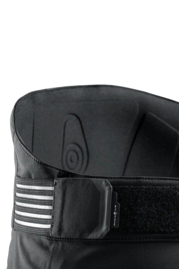 REFERENCE LIGHT SHORTS(999)는 남녀 모두 착용 가능한 숏 기장의 바지입니다. 러닝과 일상생활에 적합하며, 봄, 여름 시즌에 활용하기 좋습니다. 블랙 컬러의 무지 디자인으로, 스포티하면서도 미니멀한 스타일을 연출합니다. 얇고 부드러운 나일론 소재로 제작되었으며, 레귤러핏으로 편안한 착용감을 제공합니다. 사이드 포켓과 로고 프린트, 신축성 있는 밴딩이 특징입니다.
