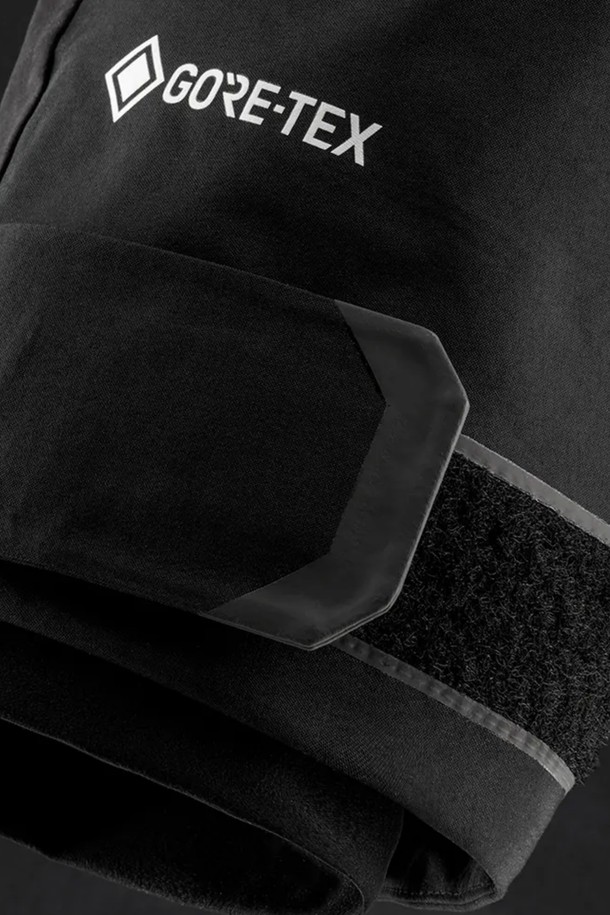 REFERENCE PRO JACKET(레퍼런스 프로 재킷)(999)은 남성용 아우터로, 봄, 가을, 겨울 계절에 적합한 하드쉘 타입의 두꺼운 나일론 소재 재킷입니다. 블랙 색상의 무지 디자인으로, 스포티하고 캐주얼한 스타일을 연출하며, 등산룩, 캠핑룩, 출근룩 등 다양한 TPO에 활용할 수 있습니다. 레귤러핏의 레귤러 기장으로 제작되었으며, 집업 여밈 방식과 긴 소매, 후드, 방수, 방풍 기능, 지퍼 포켓이 특징입니다. 미니멀한 디자인으로 어떤 스타일에도 쉽게 매치할 수 있습니다.
