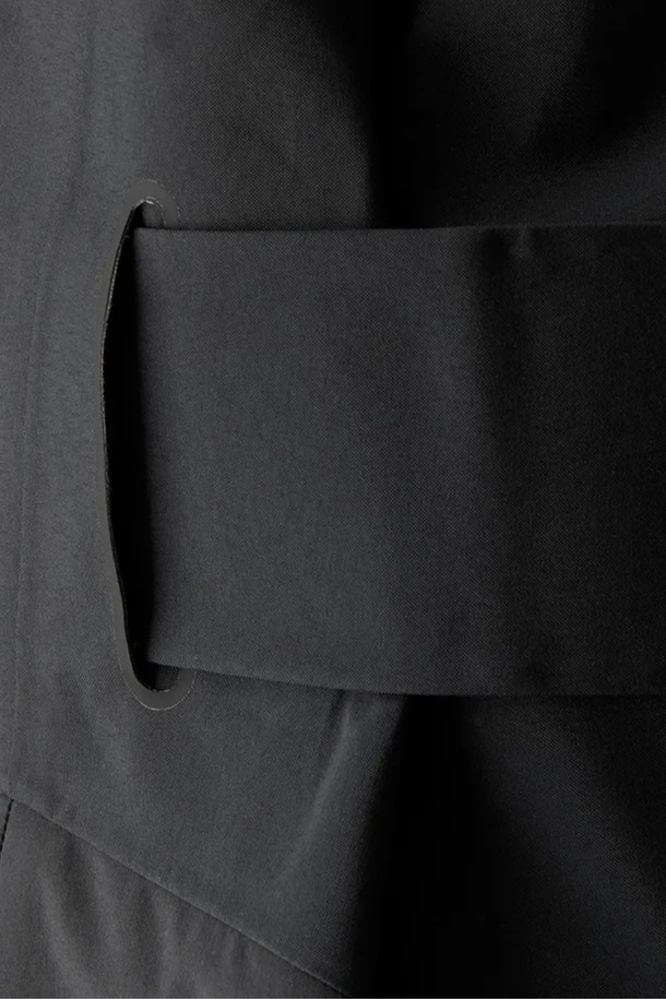 REFERENCE PRO PANT(레퍼런스 프로 팬츠)는 남성용 바지로, 아웃도어 활동과 일상생활 모두에 적합합니다. 블랙 컬러의 긴 기장 바지로, 봄, 가을, 겨울 계절에 착용하기 좋습니다. 나일론 소재의 두꺼운 원단으로 제작되어 뻣뻣한 촉감을 주며, 레귤러핏 디자인과 무지 패턴이 특징입니다. 오버롤 디자인, 멜빵 스트랩, 지퍼 디테일, 다수의 포켓 디테일이 돋보이며, 등산룩, 캠핑룩, 출근룩 등 다양한 TPO에 캐주얼, 스포티, 워크웨어 스타일로 연출할 수 있습니다. 밴딩 처리되어 편안한 착용감을 선사합니다.
