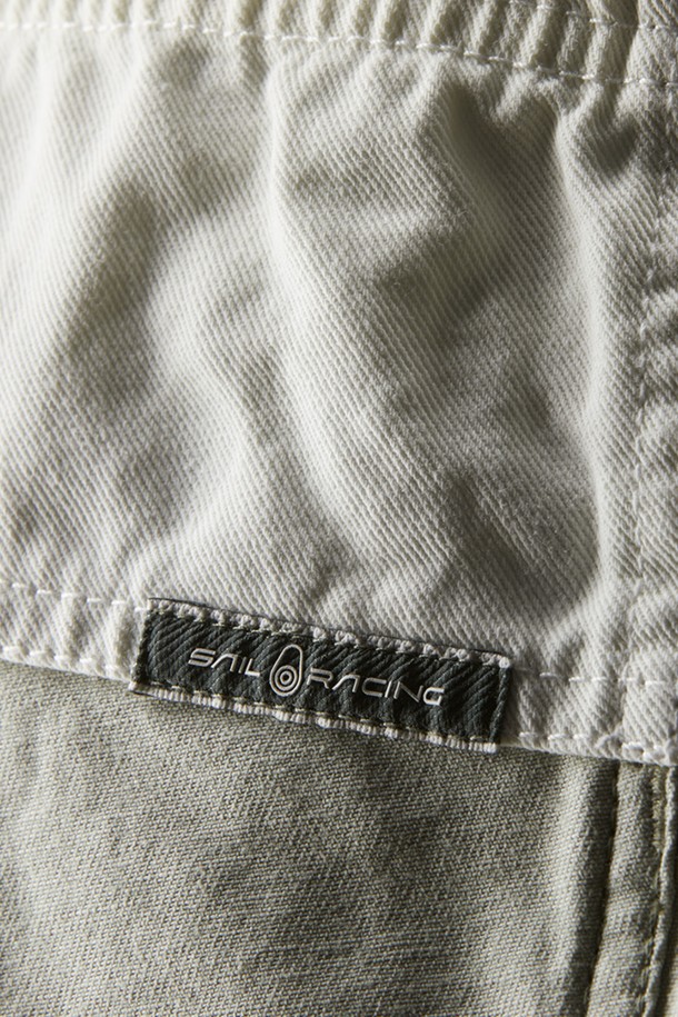 W 미스트 블락 SKIRT(102)는 여성용 미니스커트입니다. 베이지와 카키 두 가지 색상으로 출시되었으며, 봄, 여름철 아웃도어 활동이나 일상에서 스포티하고 캐주얼한 스타일을 연출하기 좋습니다. A라인 핏에 얇고 부드러운 나일론 소재로 제작되어 편안한 착용감을 선사하며, 블록 패턴이 돋보입니다. 포켓 디테일과 벨트고리가 있어 실용성을 더했으며, 여행룩이나 산책룩에 활용하기 좋습니다.
