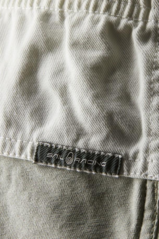 W 미스트 블락킹 쇼츠(102)는 여성용으로, 봄과 여름에 활용하기 좋은 숏 기장의 바지입니다. 베이지와 카키 두 가지 색상으로 출시되었으며, 캐주얼, 스포티, 미니멀한 스타일을 연출하기 좋습니다. 얇고 부드러운 나일론 소재로 제작되어 편안한 착용감을 선사하며, 레귤러핏으로 누구나 부담 없이 소화할 수 있습니다. 허리 밴딩과 벨트, 포켓 디테일이 더해져 실용성을 높였으며, 여행이나 휴가와 같은 TPO에 적합합니다.
