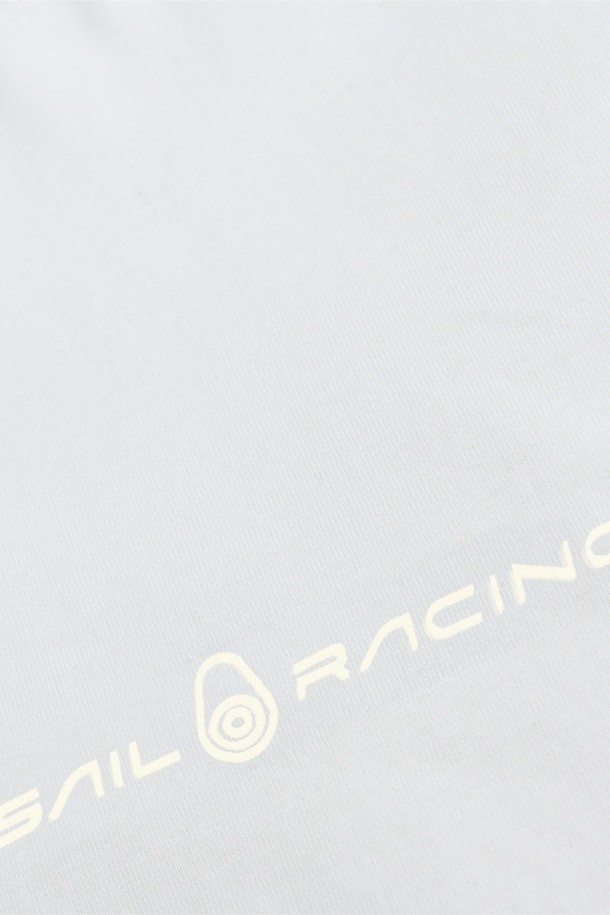 BOWMAN ROUND TEE(108)는 베이직하고 미니멀한 스타일의 공용 반소매 라운드넥 티셔츠입니다. 봄, 여름에 착용하기 좋으며, 가볍고 부드러운 면 소재로 제작되어 편안한 촉감을 제공합니다. 레귤러핏에 얇은 두께감으로 제작되었으며, 데이트룩이나 산책룩 등 캐주얼한 스타일에 활용하기 좋습니다. 깔끔한 무지 디자인의 화이트 컬러로 다양한 하의와 손쉽게 매치할 수 있습니다.
