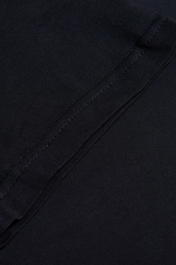 BOWMAN ROUND TEE(999)는 편안한 착용감을 선사하는 블랙 컬러의 라운드넥 반소매 티셔츠입니다. 봄, 여름 시즌에 적합하며, 부드러운 면 소재로 제작되어 얇고 가벼운 두께감을 자랑합니다. 미니멀하고 베이직한 스타일로, 심플한 디자인과 레귤러핏으로 제작되어 데일리 캐주얼룩에 활용하기 좋습니다. 다양한 하의와 쉽게 매치하여 편안하고 스타일리시한 룩을 연출할 수 있습니다.
