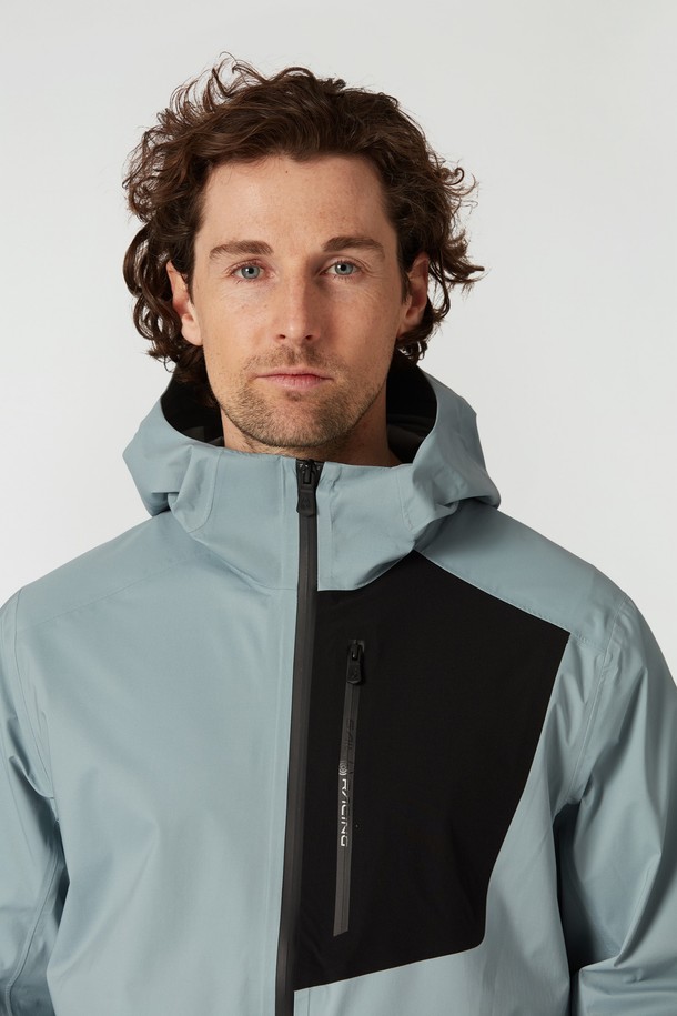 VAPOR 재킷(682)은 남성을 위한 스포츠 재킷으로, 봄, 가을 시즌에 활용하기 좋습니다. 그레이와 블랙 두 가지 색상으로 제공되며, 스포티한 스타일을 연출합니다. 가볍고 부드러운 나일론 소재를 사용하여 활동성과 착용감을 높였으며, 통기성과 방수 기능으로 쾌적함을 유지합니다. 레귤러핏에 집업 스타일, 후드와 지퍼 포켓, 배색 디자인이 특징이며, 러닝, 피트니스, 등산 등 다양한 TPO에 적합합니다.
