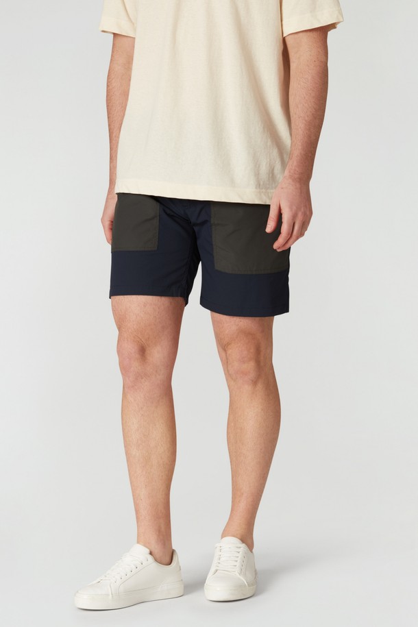 TORNADO SHORTS(토네이도 쇼츠)는 남성용 바지로, 여름철 러닝이나 일상에서 스포티하고 캐주얼한 스타일을 연출하기 좋습니다. 네이비와 그레이 두 가지 색상으로 출시되었으며, 숏 기장과 레귤러핏으로 편안한 착용감을 제공합니다. 나일론과 폴리에스테르 혼방 소재로 제작되어 얇고 부드러운 촉감을 자랑하며, 무지 패턴에 벨트 스트랩 디테일과 배색 디자인을 더해 포인트를 주었습니다. 밴딩 처리된 허리 부분과 포켓 디테일로 활동성과 실용성을 높인 제품입니다.
