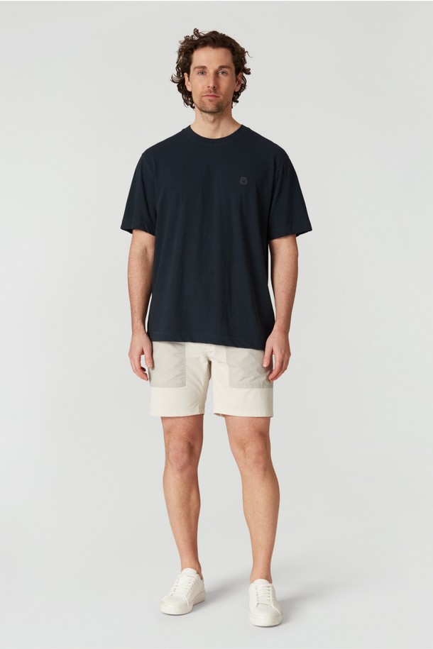 **TORNADO SHORTS(토네이도 쇼츠) (106)**는 남성용 반바지로, 여름철 일상 및 아웃도어 활동에 적합합니다. 베이지와 그레이 두 가지 색상으로 제공되며, 캐주얼 및 스포티한 스타일을 연출할 수 있습니다. 얇고 부드러운 나일론 소재의 레귤러핏 반바지로, 허리 밴딩과 벨트 스트랩 디테일, 포켓 디테일이 특징입니다. 여행룩, 휴가룩, 캠핑룩 등 다양한 TPO에 활용 가능하며, 미니멀한 스타일까지 소화할 수 있습니다.
