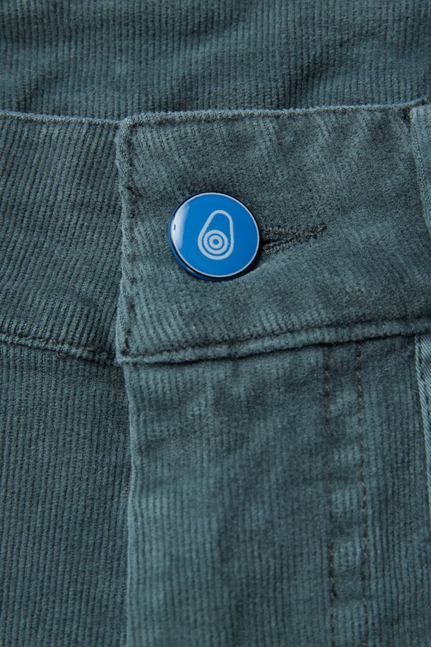 남성용 BLOCKED CORDUROY SHORTS(617)는 봄, 여름 시즌에 적합한 캐주얼 스타일의 코듀로이 반바지입니다. 레귤러핏으로 편안하게 떨어지며, 얇은 두께감과 뻣뻣한 촉감이 특징입니다. 그린 컬러의 무지 디자인에 블록 디자인이 더해져, 개성 있는 스타일을 연출합니다.
