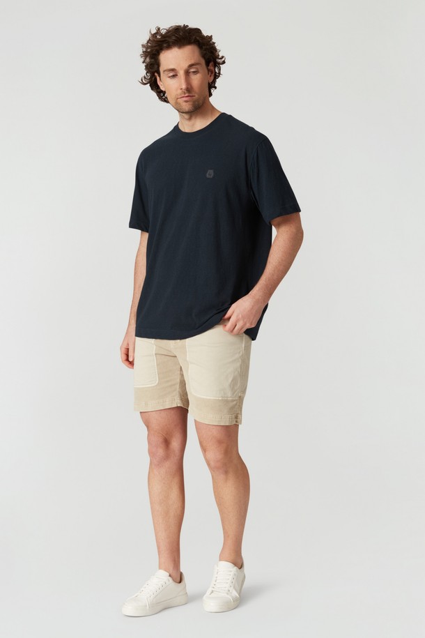 베이직하고 편안한 무드의 블락 코듀로이 쇼츠(118)입니다. 부드러운 촉감의 코듀로이 소재로 제작되어 봄, 여름 시즌에 시원하게 착용하기 좋습니다. 숏 기장과 레귤러 핏으로 다리가 길어 보이는 효과를 주며, 캐주얼한 스타일 연출에 용이합니다. 포켓 디테일이 있어 실용성을 더했으며, 일상복뿐만 아니라 봄 소풍룩으로도 활용하기 좋습니다. 베이지 컬러의 무지 디자인으로 어떤 상의와도 쉽게 매치할 수 있습니다.
