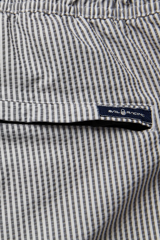 TORNADO SWIM SHORTS(토네이도 스윔 쇼츠)는 여름철 수영과 비치웨어에 적합한 남성용 수영복입니다. 그레이와 화이트 컬러의 스트라이프 패턴으로 캐주얼하고 스포티한 스타일을 연출합니다. 얇은 두께의 폴리에스테르 소재로 제작되어 가볍고 편안한 착용감을 제공하며, 레귤러핏에 밴딩 및 드로우스트링 디테일로 활동성을 더했습니다. 휴가, 리조트, 여름 바캉스룩에 활용하기 좋은 아이템입니다.
