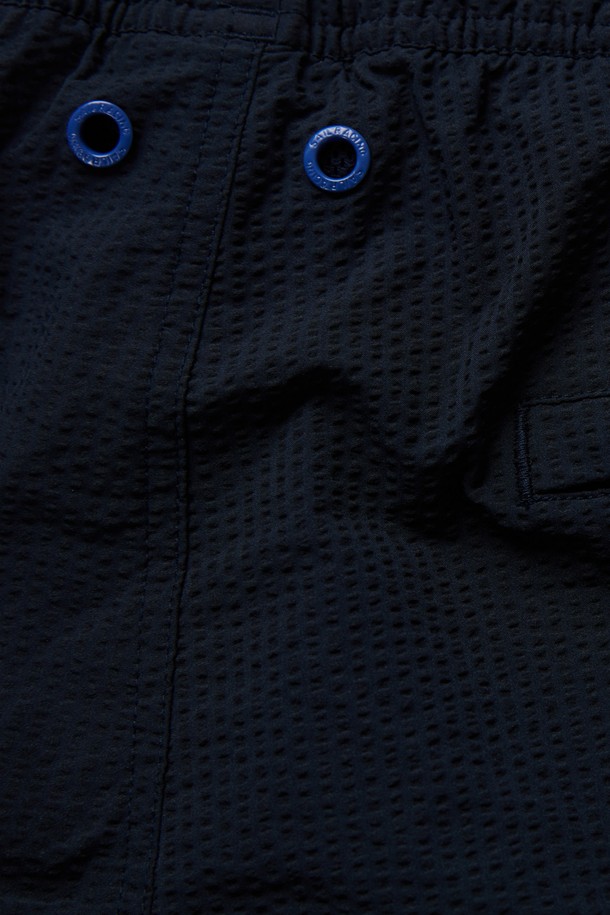 토네이도 수영 반바지(696)는 여름철 수영과 레저 활동에 적합한 남성용 수영복입니다. 네이비 컬러의 무지 디자인으로 스포티하면서도 캐주얼한 스타일을 연출합니다. 얇고 부드러운 나일론 소재를 사용하여 편안한 착용감을 제공하며, 레귤러핏 디자인으로 활동성을 높였습니다. 밴딩 처리와 드로스트링으로 허리 사이즈 조절이 용이하며, 휴가, 리조트, 바캉스룩에 활용하기 좋습니다. 숏 기장의 수영 반바지로 시원하고 미니멀한 스타일을 완성해보세요.
