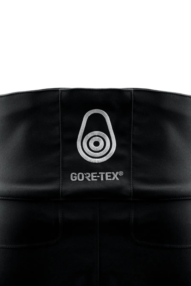 REFERENCE LIGHT SHORTS(999)는 남녀 모두 착용 가능한 숏 기장의 바지입니다. 러닝과 일상생활에 적합하며, 봄, 여름 시즌에 활용하기 좋습니다. 블랙 컬러의 무지 디자인으로, 스포티하면서도 미니멀한 스타일을 연출합니다. 얇고 부드러운 나일론 소재로 제작되었으며, 레귤러핏으로 편안한 착용감을 제공합니다. 사이드 포켓과 로고 프린트, 신축성 있는 밴딩이 특징입니다.
