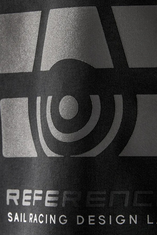 REFERENCE PRO JACKET(레퍼런스 프로 재킷)(999)은 남성용 아우터로, 봄, 가을, 겨울 계절에 적합한 하드쉘 타입의 두꺼운 나일론 소재 재킷입니다. 블랙 색상의 무지 디자인으로, 스포티하고 캐주얼한 스타일을 연출하며, 등산룩, 캠핑룩, 출근룩 등 다양한 TPO에 활용할 수 있습니다. 레귤러핏의 레귤러 기장으로 제작되었으며, 집업 여밈 방식과 긴 소매, 후드, 방수, 방풍 기능, 지퍼 포켓이 특징입니다. 미니멀한 디자인으로 어떤 스타일에도 쉽게 매치할 수 있습니다.
