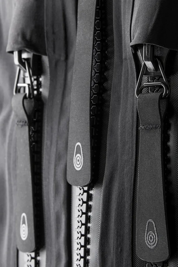 ORCA OPEN OCEAN PANT(오르카 오픈 오션 팬츠)는 남성용 바지로, 아웃도어 및 워터스포츠 활동에 적합합니다. 봄, 여름, 가을 계절에 착용하기 좋으며, 스포티한 스타일을 연출할 수 있습니다. 튼튼한 나일론 소재를 사용하고 두꺼운 두께감으로 제작되어 뻣뻣한 촉감을 줍니다. 레귤러핏으로 편안하게 착용 가능하며, 방수 및 통기성 기능을 갖춰 활동성을 높였습니다. 카고 포켓과 지퍼 디테일이 돋보이는 디자인입니다.
