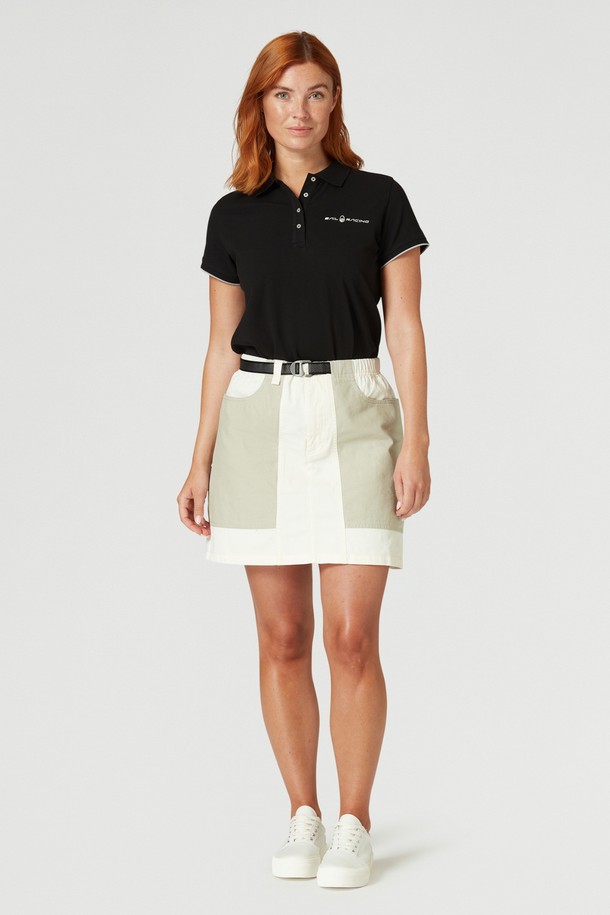 W 미스트 블락 SKIRT(102)는 여성용 미니스커트입니다. 베이지와 카키 두 가지 색상으로 출시되었으며, 봄, 여름철 아웃도어 활동이나 일상에서 스포티하고 캐주얼한 스타일을 연출하기 좋습니다. A라인 핏에 얇고 부드러운 나일론 소재로 제작되어 편안한 착용감을 선사하며, 블록 패턴이 돋보입니다. 포켓 디테일과 벨트고리가 있어 실용성을 더했으며, 여행룩이나 산책룩에 활용하기 좋습니다.
