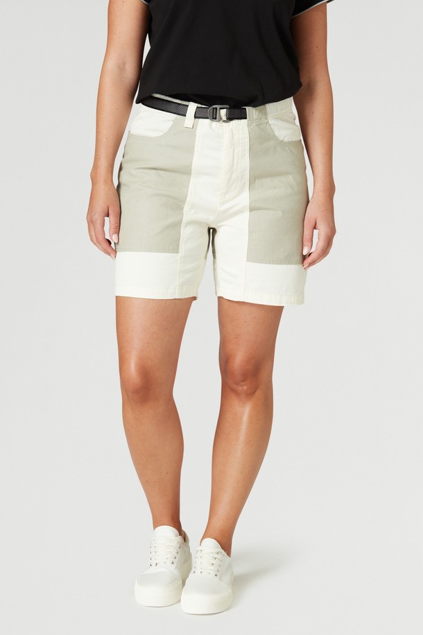 W 미스트 블락킹 쇼츠(102)는 여성용으로, 봄과 여름에 활용하기 좋은 숏 기장의 바지입니다. 베이지와 카키 두 가지 색상으로 출시되었으며, 캐주얼, 스포티, 미니멀한 스타일을 연출하기 좋습니다. 얇고 부드러운 나일론 소재로 제작되어 편안한 착용감을 선사하며, 레귤러핏으로 누구나 부담 없이 소화할 수 있습니다. 허리 밴딩과 벨트, 포켓 디테일이 더해져 실용성을 높였으며, 여행이나 휴가와 같은 TPO에 적합합니다.
