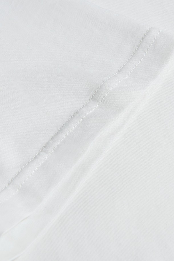 BOWMAN ROUND TEE(108)는 베이직하고 미니멀한 스타일의 공용 반소매 라운드넥 티셔츠입니다. 봄, 여름에 착용하기 좋으며, 가볍고 부드러운 면 소재로 제작되어 편안한 촉감을 제공합니다. 레귤러핏에 얇은 두께감으로 제작되었으며, 데이트룩이나 산책룩 등 캐주얼한 스타일에 활용하기 좋습니다. 깔끔한 무지 디자인의 화이트 컬러로 다양한 하의와 손쉽게 매치할 수 있습니다.
