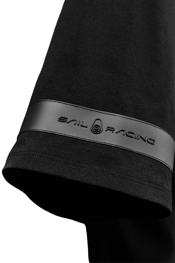 BOWMAN TECH POLO(999)는 남성용 폴로넥 반소매 티셔츠입니다. 블랙 컬러의 무지 디자인으로, 베이직하고 캐주얼한 스타일을 연출합니다. 봄, 여름 시즌에 적합하며, 얇고 부드러운 폴리에스테르 소재로 제작되어 흡습 및 속건 기능을 제공합니다. 레귤러핏으로 편안하게 착용할 수 있으며, 캐주얼 및 미니멀 스타일을 즐기는 분들께 추천합니다.
