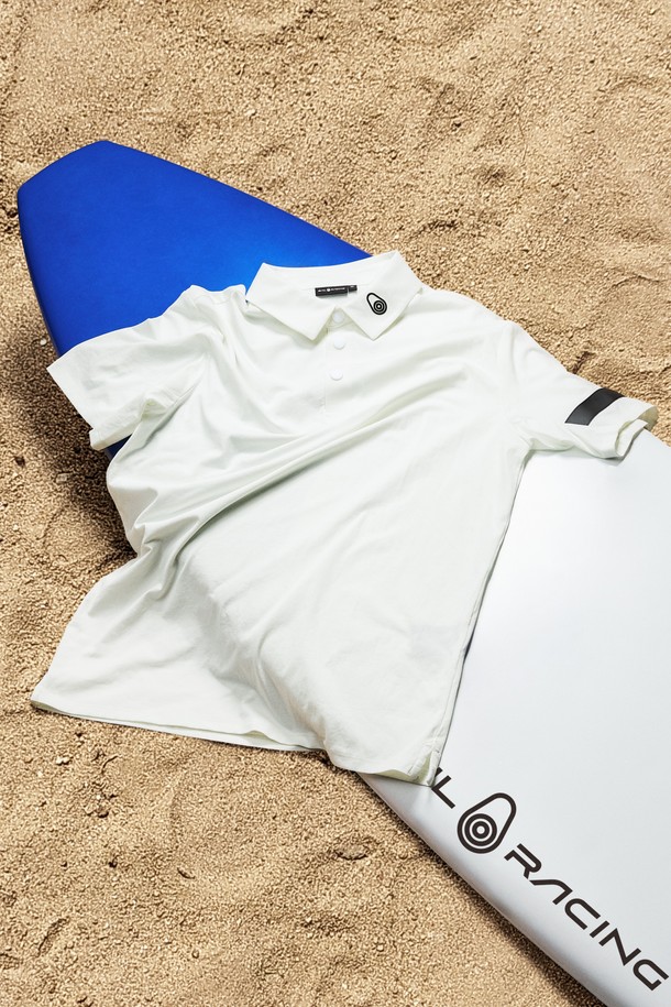 BOWMAN TECH POLO(바우먼 테크 폴로)는 남성용 폴로 티셔츠로, 베이직하고 캐주얼한 스타일을 연출합니다. 봄, 여름 시즌에 적합하며, 얇고 부드러운 면 소재에 테크 소재를 더해 편안한 착용감을 선사합니다. 레귤러핏 반소매 디자인과 무지 패턴, 폴로넥이 특징이며, 출근룩 및 비즈니스 캐주얼, 캐주얼, 클래식, 미니멀 스타일 모두에 잘 어울립니다. 깔끔하고 세련된 스타일을 완성하고 싶은 남성분들께 추천합니다.
