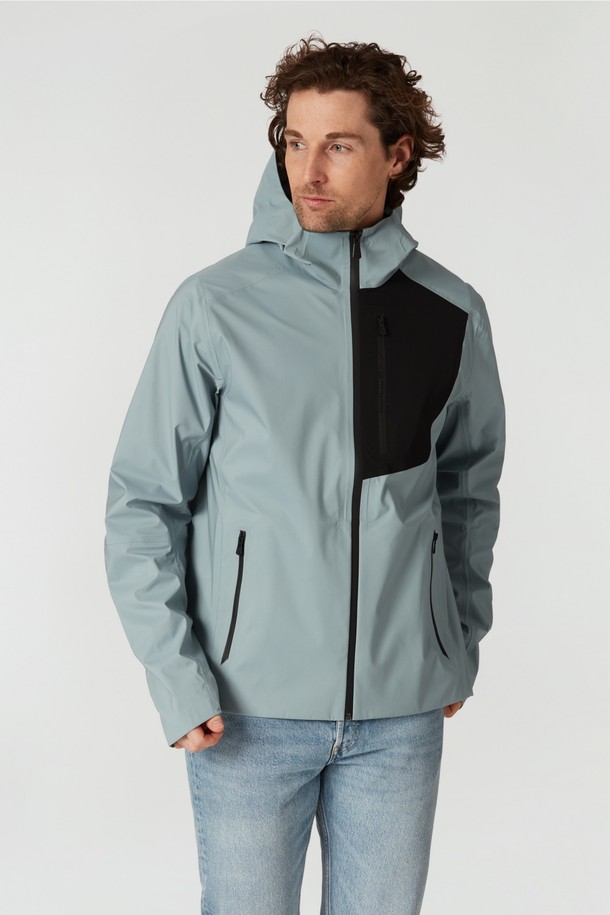 VAPOR 재킷(682)은 남성을 위한 스포츠 재킷으로, 봄, 가을 시즌에 활용하기 좋습니다. 그레이와 블랙 두 가지 색상으로 제공되며, 스포티한 스타일을 연출합니다. 가볍고 부드러운 나일론 소재를 사용하여 활동성과 착용감을 높였으며, 통기성과 방수 기능으로 쾌적함을 유지합니다. 레귤러핏에 집업 스타일, 후드와 지퍼 포켓, 배색 디자인이 특징이며, 러닝, 피트니스, 등산 등 다양한 TPO에 적합합니다.
