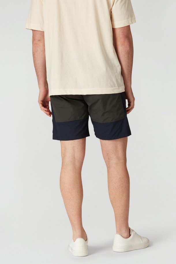 TORNADO SHORTS(토네이도 쇼츠)는 남성용 바지로, 여름철 러닝이나 일상에서 스포티하고 캐주얼한 스타일을 연출하기 좋습니다. 네이비와 그레이 두 가지 색상으로 출시되었으며, 숏 기장과 레귤러핏으로 편안한 착용감을 제공합니다. 나일론과 폴리에스테르 혼방 소재로 제작되어 얇고 부드러운 촉감을 자랑하며, 무지 패턴에 벨트 스트랩 디테일과 배색 디자인을 더해 포인트를 주었습니다. 밴딩 처리된 허리 부분과 포켓 디테일로 활동성과 실용성을 높인 제품입니다.
