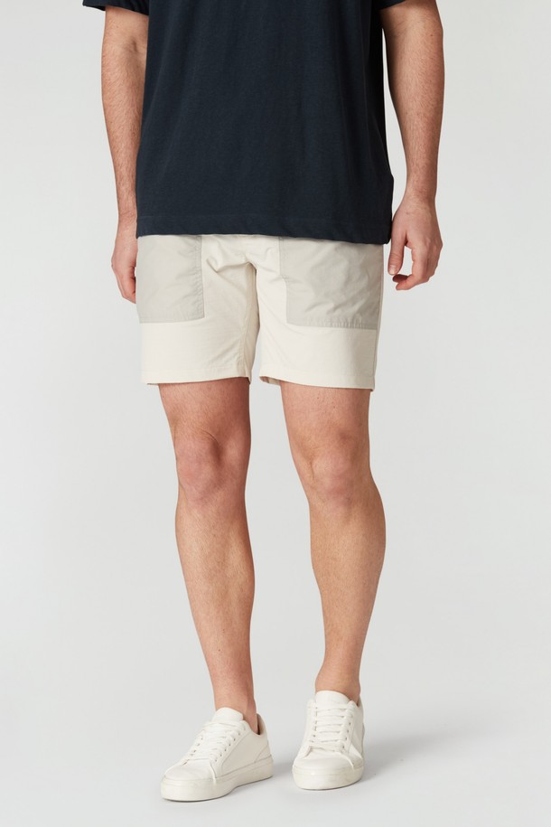 **TORNADO SHORTS(토네이도 쇼츠) (106)**는 남성용 반바지로, 여름철 일상 및 아웃도어 활동에 적합합니다. 베이지와 그레이 두 가지 색상으로 제공되며, 캐주얼 및 스포티한 스타일을 연출할 수 있습니다. 얇고 부드러운 나일론 소재의 레귤러핏 반바지로, 허리 밴딩과 벨트 스트랩 디테일, 포켓 디테일이 특징입니다. 여행룩, 휴가룩, 캠핑룩 등 다양한 TPO에 활용 가능하며, 미니멀한 스타일까지 소화할 수 있습니다.
