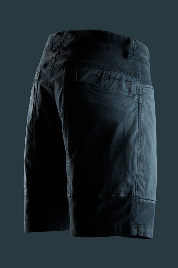 남성용 BLOCKED CORDUROY SHORTS(617)는 봄, 여름 시즌에 적합한 캐주얼 스타일의 코듀로이 반바지입니다. 레귤러핏으로 편안하게 떨어지며, 얇은 두께감과 뻣뻣한 촉감이 특징입니다. 그린 컬러의 무지 디자인에 블록 디자인이 더해져, 개성 있는 스타일을 연출합니다.
