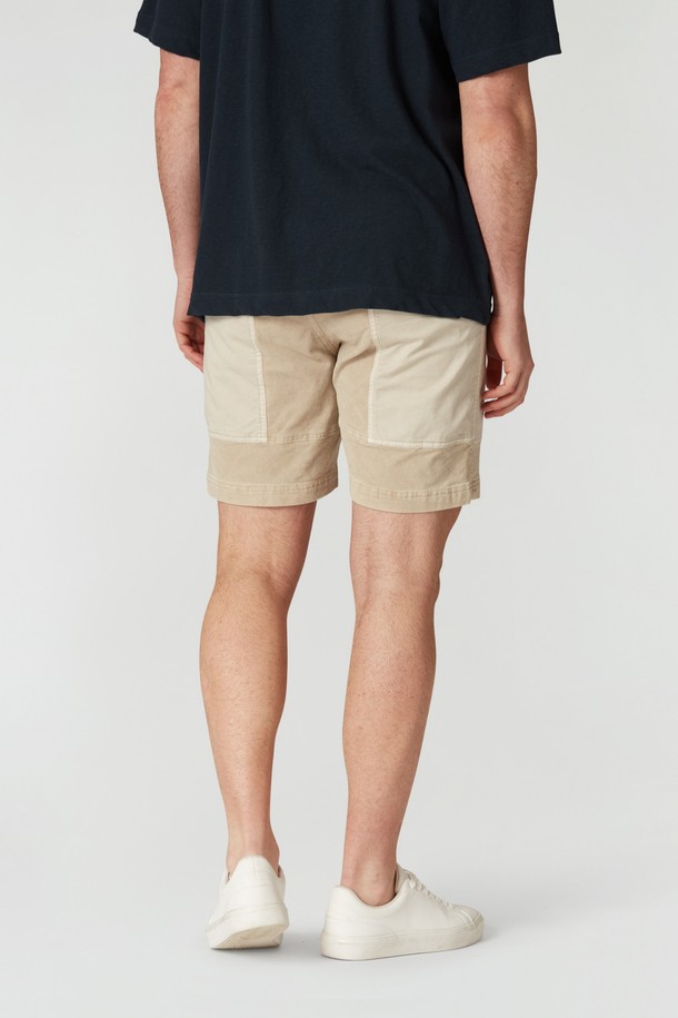 베이직하고 편안한 무드의 블락 코듀로이 쇼츠(118)입니다. 부드러운 촉감의 코듀로이 소재로 제작되어 봄, 여름 시즌에 시원하게 착용하기 좋습니다. 숏 기장과 레귤러 핏으로 다리가 길어 보이는 효과를 주며, 캐주얼한 스타일 연출에 용이합니다. 포켓 디테일이 있어 실용성을 더했으며, 일상복뿐만 아니라 봄 소풍룩으로도 활용하기 좋습니다. 베이지 컬러의 무지 디자인으로 어떤 상의와도 쉽게 매치할 수 있습니다.
