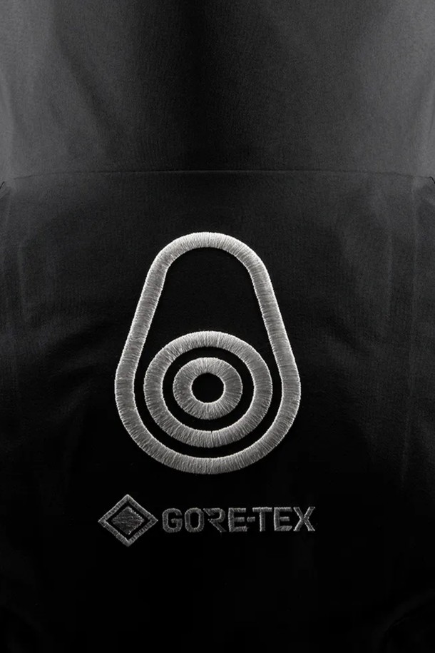 REFERENCE PRO JACKET(레퍼런스 프로 재킷)(999)은 남성용 아우터로, 봄, 가을, 겨울 계절에 적합한 하드쉘 타입의 두꺼운 나일론 소재 재킷입니다. 블랙 색상의 무지 디자인으로, 스포티하고 캐주얼한 스타일을 연출하며, 등산룩, 캠핑룩, 출근룩 등 다양한 TPO에 활용할 수 있습니다. 레귤러핏의 레귤러 기장으로 제작되었으며, 집업 여밈 방식과 긴 소매, 후드, 방수, 방풍 기능, 지퍼 포켓이 특징입니다. 미니멀한 디자인으로 어떤 스타일에도 쉽게 매치할 수 있습니다.
