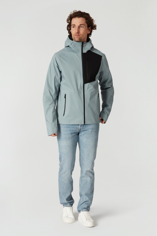 VAPOR 재킷(682)은 남성을 위한 스포츠 재킷으로, 봄, 가을 시즌에 활용하기 좋습니다. 그레이와 블랙 두 가지 색상으로 제공되며, 스포티한 스타일을 연출합니다. 가볍고 부드러운 나일론 소재를 사용하여 활동성과 착용감을 높였으며, 통기성과 방수 기능으로 쾌적함을 유지합니다. 레귤러핏에 집업 스타일, 후드와 지퍼 포켓, 배색 디자인이 특징이며, 러닝, 피트니스, 등산 등 다양한 TPO에 적합합니다.
