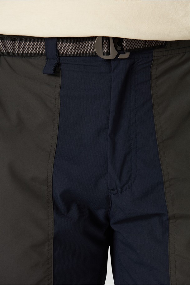 TORNADO SHORTS(토네이도 쇼츠)는 남성용 바지로, 여름철 러닝이나 일상에서 스포티하고 캐주얼한 스타일을 연출하기 좋습니다. 네이비와 그레이 두 가지 색상으로 출시되었으며, 숏 기장과 레귤러핏으로 편안한 착용감을 제공합니다. 나일론과 폴리에스테르 혼방 소재로 제작되어 얇고 부드러운 촉감을 자랑하며, 무지 패턴에 벨트 스트랩 디테일과 배색 디자인을 더해 포인트를 주었습니다. 밴딩 처리된 허리 부분과 포켓 디테일로 활동성과 실용성을 높인 제품입니다.
