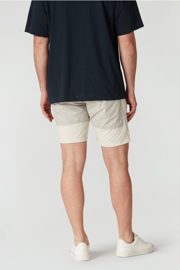 **TORNADO SHORTS(토네이도 쇼츠) (106)**는 남성용 반바지로, 여름철 일상 및 아웃도어 활동에 적합합니다. 베이지와 그레이 두 가지 색상으로 제공되며, 캐주얼 및 스포티한 스타일을 연출할 수 있습니다. 얇고 부드러운 나일론 소재의 레귤러핏 반바지로, 허리 밴딩과 벨트 스트랩 디테일, 포켓 디테일이 특징입니다. 여행룩, 휴가룩, 캠핑룩 등 다양한 TPO에 활용 가능하며, 미니멀한 스타일까지 소화할 수 있습니다.
