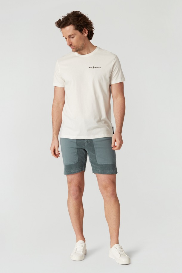 남성용 BLOCKED CORDUROY SHORTS(617)는 봄, 여름 시즌에 적합한 캐주얼 스타일의 코듀로이 반바지입니다. 레귤러핏으로 편안하게 떨어지며, 얇은 두께감과 뻣뻣한 촉감이 특징입니다. 그린 컬러의 무지 디자인에 블록 디자인이 더해져, 개성 있는 스타일을 연출합니다.
