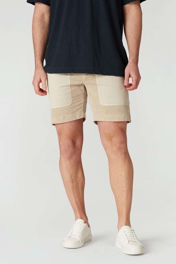 베이직하고 편안한 무드의 블락 코듀로이 쇼츠(118)입니다. 부드러운 촉감의 코듀로이 소재로 제작되어 봄, 여름 시즌에 시원하게 착용하기 좋습니다. 숏 기장과 레귤러 핏으로 다리가 길어 보이는 효과를 주며, 캐주얼한 스타일 연출에 용이합니다. 포켓 디테일이 있어 실용성을 더했으며, 일상복뿐만 아니라 봄 소풍룩으로도 활용하기 좋습니다. 베이지 컬러의 무지 디자인으로 어떤 상의와도 쉽게 매치할 수 있습니다.
