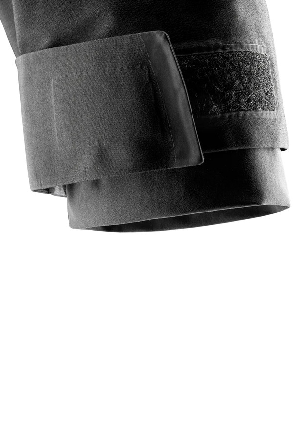 ORCA 재킷(999)은 일상과 아웃도어 활동에 모두 적합한 공용 재킷입니다. 블랙 컬러에 미니멀하고 스포티한 스타일을 더했으며, 가을, 겨울 시즌에 착용하기 좋습니다. 나일론 소재로 제작되어 방수 및 방풍 기능이 뛰어나고, 두꺼운 두께감으로 보온성을 높였습니다. 레귤러 핏에 후드와 지퍼 포켓 디테일이 있으며, 집업 스타일로 간편하게 착용할 수 있습니다. 여행, 출근, 등산 등 다양한 TPO에 활용 가능하며, 미니멀, 스포티, 클래식 스타일을 연출하기 좋습니다.
